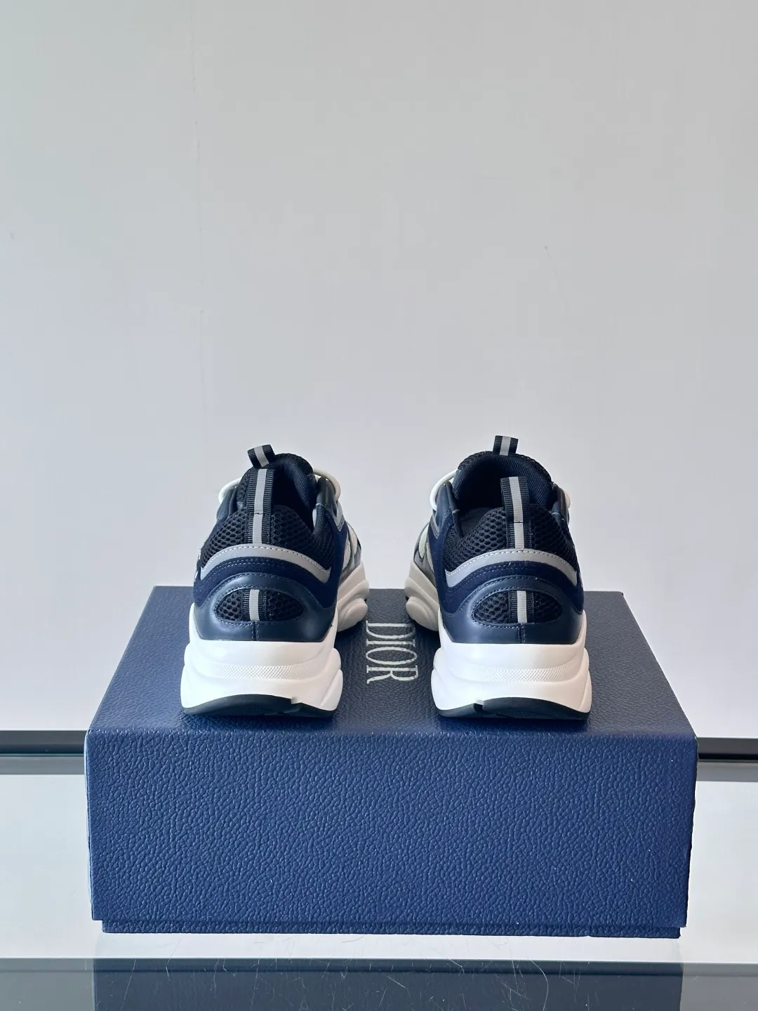 Factory price: 480💰 ◾️▫️Dior D®️ x 🆕 (high version) B22 men's jogging fashion sneakers, this single product draws inspiration from retro jogging shoes. It adopts a thick low-top design, with an upper made of black cow leather and mesh fabric, and a black and white engraved rubber sole. Black mesh fabric tongue and heel counters complement black laces, with an embossed "Di~r" logo embellishment on the side. These sneakers can be mixed and matched with a classic suit for a sporty chic look! Size: 39-45 (38, 46, 47 can be customized)